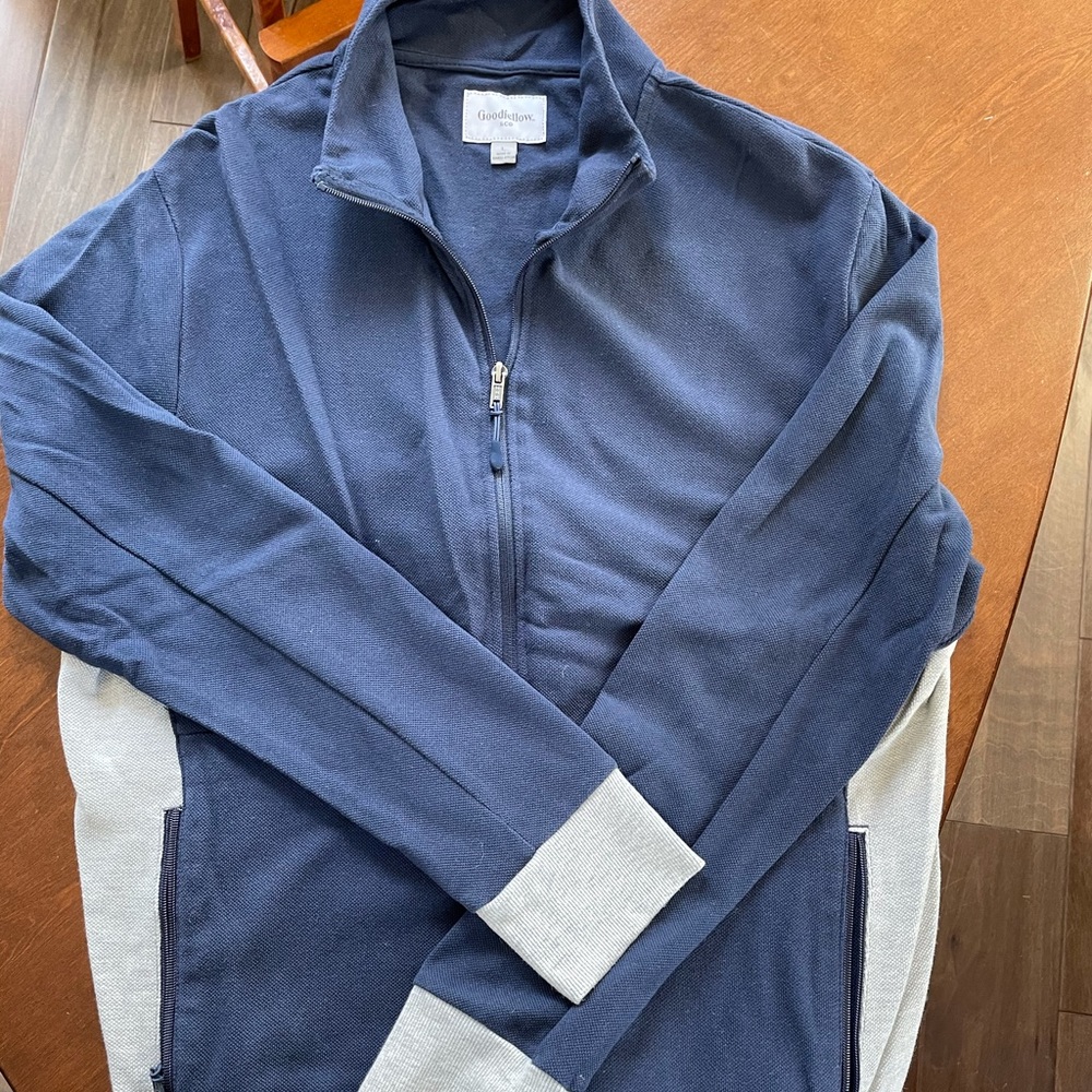 Zip up sweater with zip pockets.